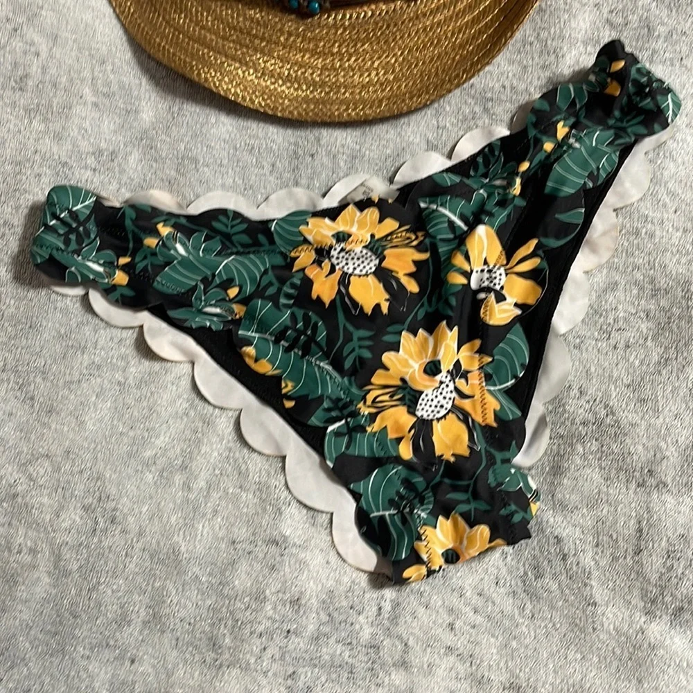 NWOT scalloped swim bottoms M
